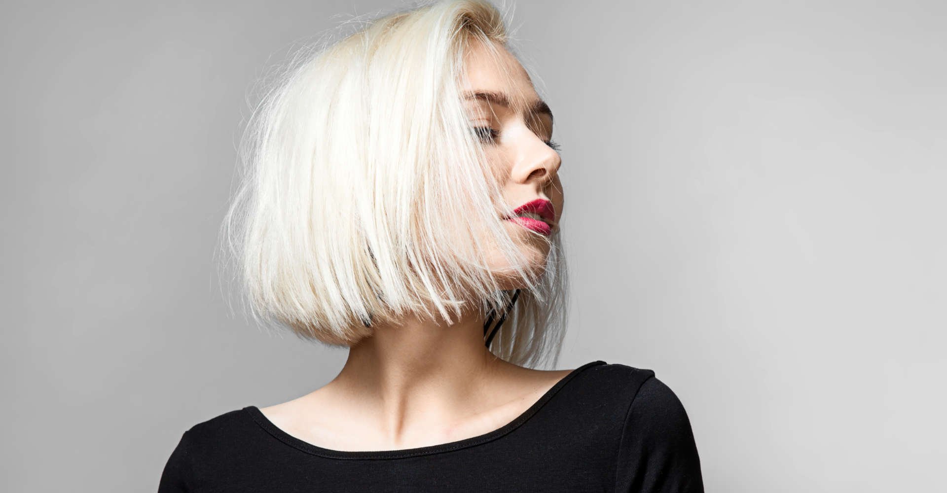 mulher de cabelos pintados em branco